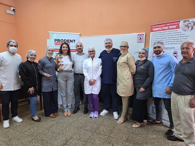 El equipo de profesionales de Sonrisa Para Todos durante la jornada de atención y concienciación.