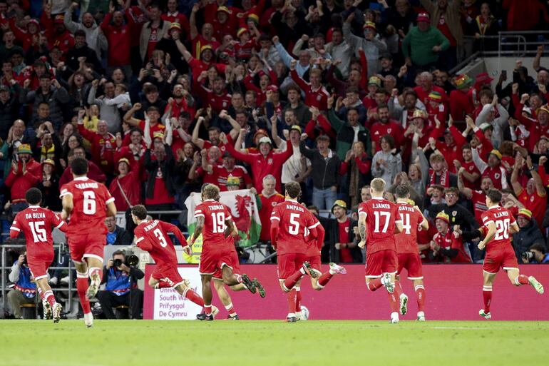 Los jugadores de Gales celebran el gol del 2-1 anotado por Neco Williams (tercero por la izquierda) durante el partido de fútbol de la UEFA Nations League entre Gales y Noruega en Cardiff, Reino Unido.