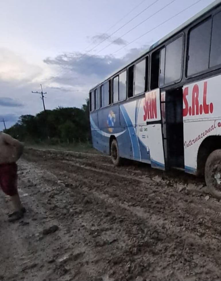 Los choferes de este transporte público pasaron el año nuevo varado a 30 kilómetros de Fuerte Olimpo, entre el barro y los mosquitos.