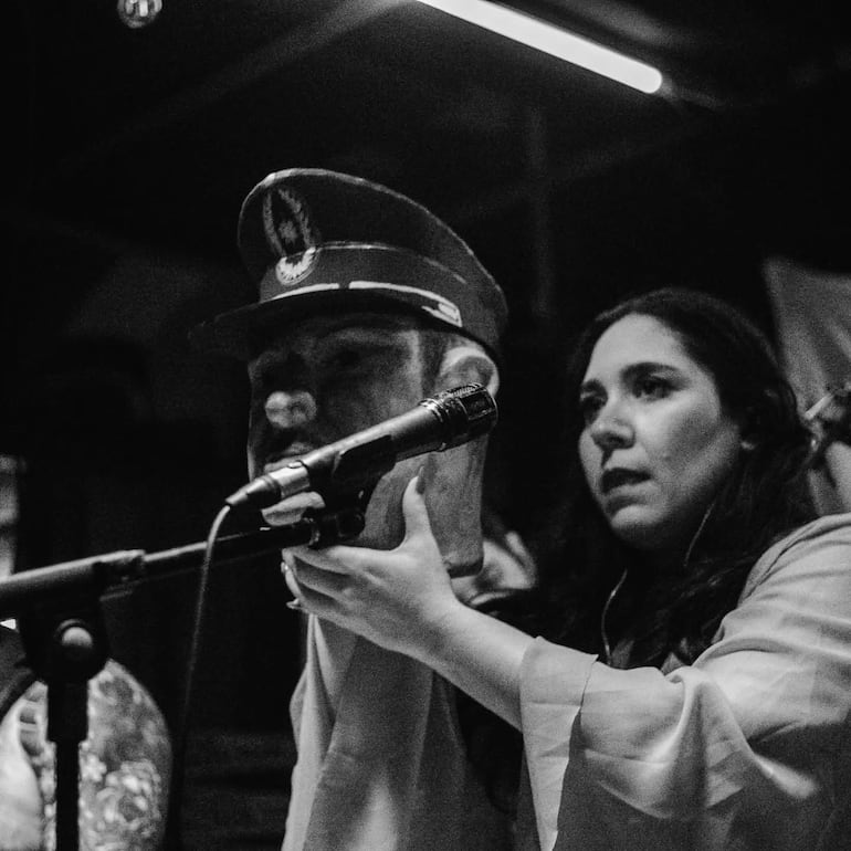 Loreley Llanos Medina durante una presentación en vivo. Foto: Alejandro Brugada.