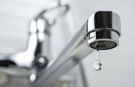 Los cortes de agua castigan a la población y se hacen más visible en días calurosos.