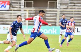 Antonio Samaniego y Derlis Orué, durante el partido entre Encarnación y Sportivo Carapeguá, celebrado en la capital del departamento de Itapúa.