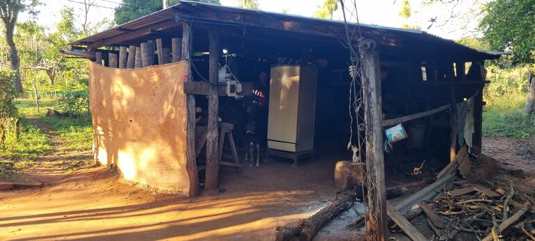 En estas condiciones vive Luis Valdez, un abuelo de 69 años, en la ciudad de San Juan Bautista, Misiones.