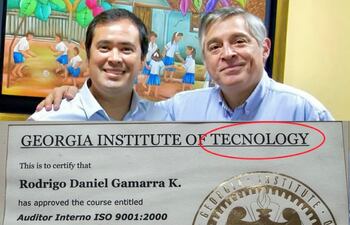 El diputado cartista Rodrigo Gamarra junto al ministro de Educación, Luis Ramírez. Abajo si supuesto título con un burdo error e indicio de que podría ser falso.