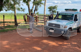 Una ambulancia llega a la zona del enfrentamiento. Un uniformado policial resultó herido en las escaramuzas.