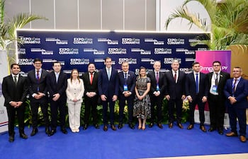 Autoridades nacionales junto a la Comisión Directiva de Comampar durante la inauguración de la III edición de la Expo Comampar, realizada en el Centro de Convenciones de la Conmebol.