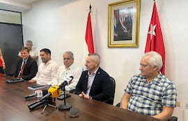 Pedro Halley, precandidato a la concejalía de Asunción por Colorado Añeteté, en medio de los diputados Mauri Espínola y Dani Centurión, durante la presentación de su postulación.