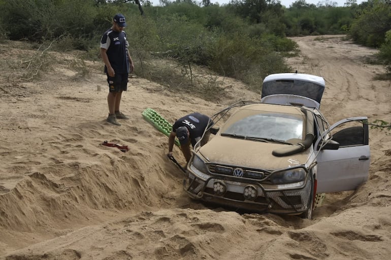 El auto de recorrida de Sebastián Martínez y Alejandro Álvarez, piloto y copiloto del ARD Competición, trancados en una subida del tramo de la Picada Histórica del Rally del Chaco 2026.
