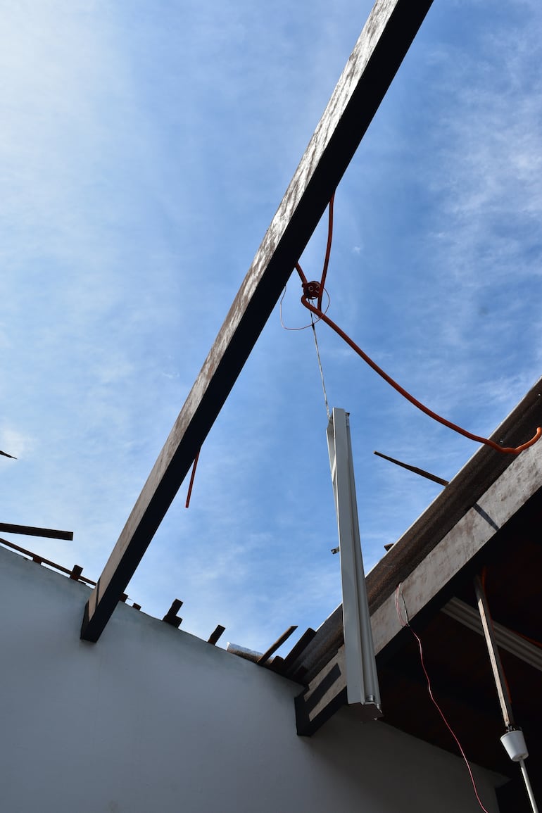 Niños lesionados tras desprendimiento de techo de escuela estarían fuera de peligro