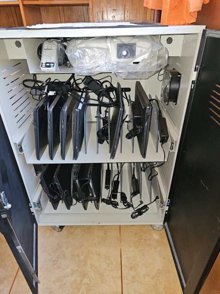 En el carrito porta notebooks habían quince máquinas, de las cuales se hurtaron cinco.