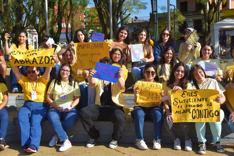 Con carteles, los estudiantes concienciaron sobre la importancia de prevenir el suicidio. 