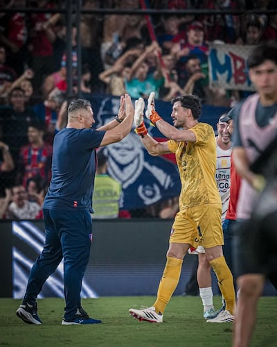 Festejo de Jorge Achucarro junto al portero Alexis Martín Arias, tras el triunfo de Cerro Porteño sobre Libertad en el estadio La Huerta. (Foto: @CCP1912oficial)