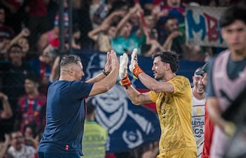 Festejo de Jorge Achucarro junto al portero Alexis Martín Arias, tras el triunfo de Cerro Porteño sobre Libertad en el estadio La Huerta. (Foto: @CCP1912oficial)