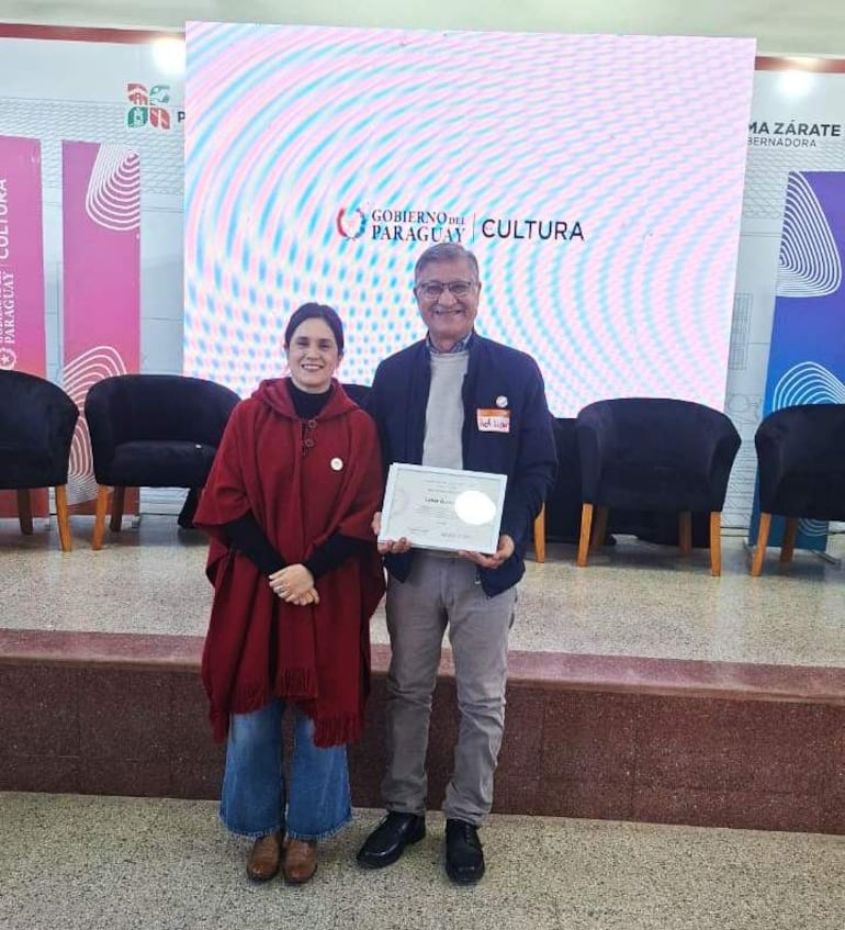 El gestor cultural de Paraguarí, Prof. Líder González, recibió un reconocimiento de manos de la ministra Adriana Ortiz.