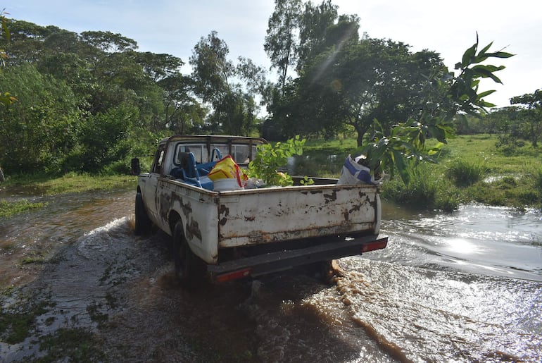 Desborde del río Paraná obliga a la evacuación de familias de Puerto Carrizal.