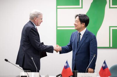 El presidente electo de Taiwán, William Lai (a la derecha) saluda al exasesor de Seguridad Nacional de EE.UU., Stephen Hadley, durante una reunión este lunes en Taipéi.