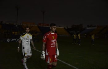 El capitán de Guaraní, Gaspar Servio, perseguido por Fernando Fernández se retiran del campo de juego del Deportivo Capíatá totalmente a oscuras.