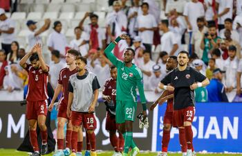 Los jugadores de Qatar saludan a los aficionados tras ganar el partido de fútbol clasificatorio asiático para la Copa Mundial de la FIFA 2026 entre Catar e Irán en el Estadio Jassim Bin Hamad, en Doha.