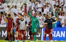 Los jugadores de Qatar saludan a los aficionados tras ganar el partido de fútbol clasificatorio asiático para la Copa Mundial de la FIFA 2026 entre Catar e Irán en el Estadio Jassim Bin Hamad, en Doha.