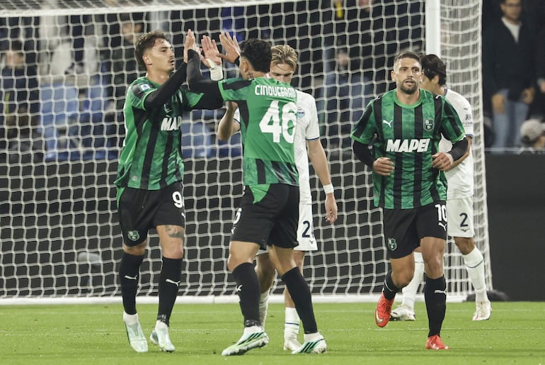 El jugador del Sassuolo Sebastiano Esposito lo celebra con sus compañeros tras marcar un gol durante el partido de la Serie A italiana de fútbol entre el US Sassuolo y el SS Lazio en el Estadio Mapei de Reggio Emilia, Italia.
