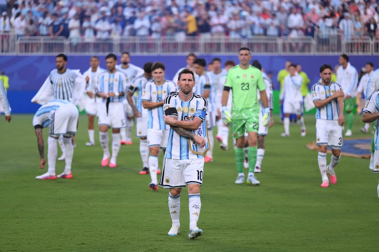Lionel Messi de Argentina mira antes del partido de cuartos de final de la Copa Mundial de la FIFA 2026 entre Argentina y Suiza en el Kansas City Stadium, en Kansas City, Missouri.