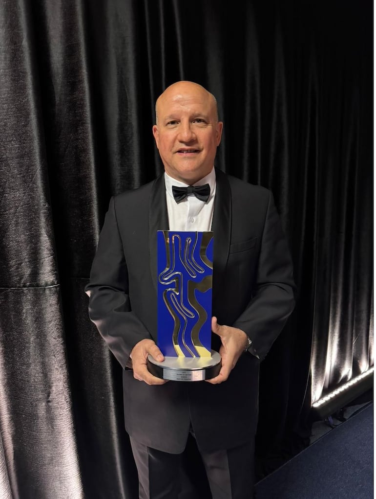 César Marsal, CEO del Rally del Paraguay, con el trofeo del Mejor Rally.