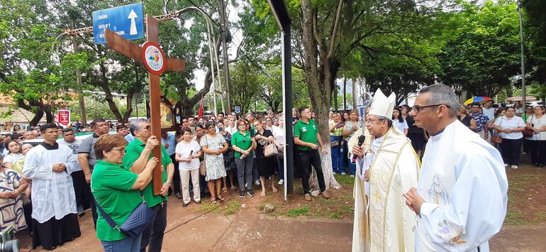 El obispo, Monseñor Pedro Collar y el vicario pastoral, Angel Collar bendicen a los peregrinantes al llegar a la Catedral San Blas. 
