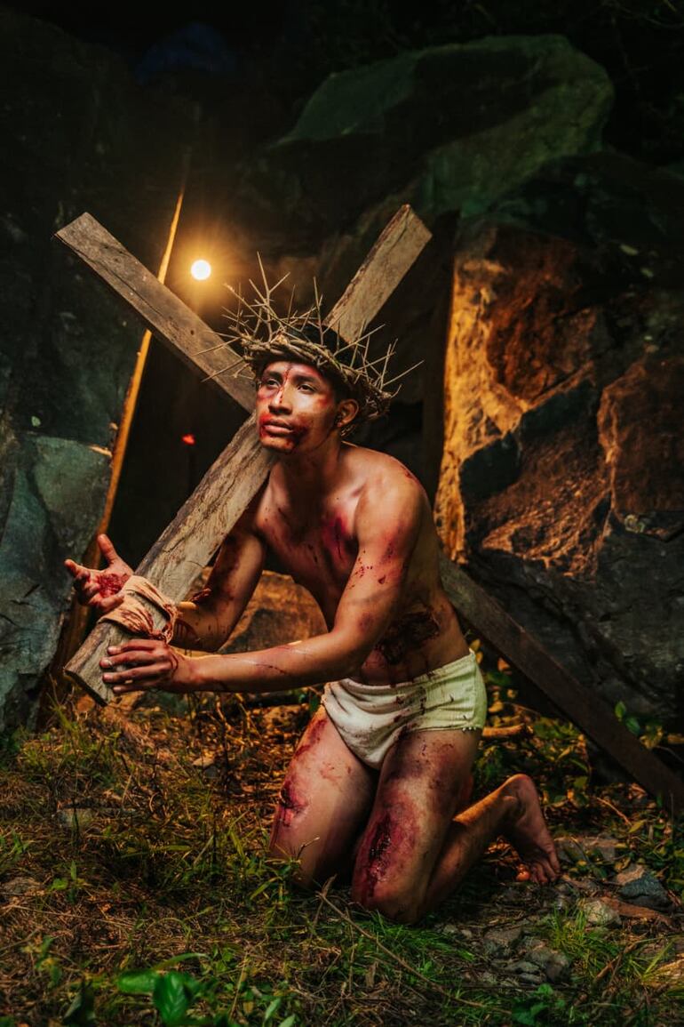 La Pasión de Cristo se vivió con profunda religiosidad al pie del Cerro Acahay.