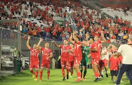Los futbolistas de la selección de Paraguarí celebran el título de campeón del Campeonato Nacional de Interligas 2025 en el estadio Defensores del Chaco, en Asunción, Paraguay.
