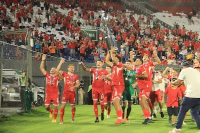 Los futbolistas de la selección de Paraguarí celebran el título de campeón del Campeonato Nacional de Interligas 2025 en el estadio Defensores del Chaco, en Asunción, Paraguay.