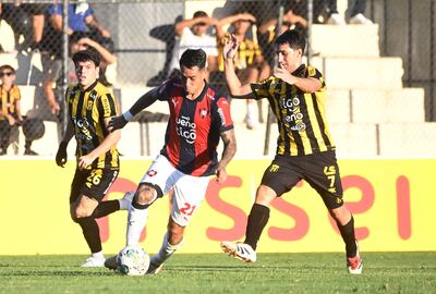 El argentino Sergio Araújo, futbolista de Cerro Porteño, disputa el balón en un partido frente a Guaraní por el torneo Apertura 2025 de la Primera División de Paraguay en el estadio Arsenio Erico, en Asunción, Paraguay.