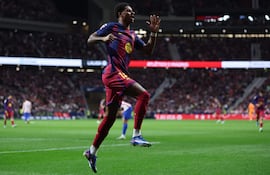 El delantero inglés del Barcelona, Marcus Rashford, número 14, celebra el primer gol de su equipo durante el partido de la liga española entre el Club Atlético de Madrid y el FC Barcelona en el Estadio Metropolitano de Madrid el 4 de abril de 2026. (Foto de Pierre-Philippe MARCOU / AFP)