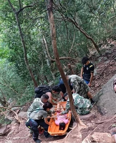 Rescatan a joven lesionada en el cerro Hü.