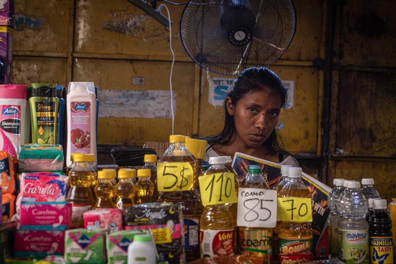 Una mujer vende productos en un mercado popular en Maracaibo (Venezuela).