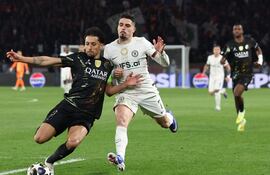 Pedro Neto (derecha), con suspensión y multa por mala conducta.