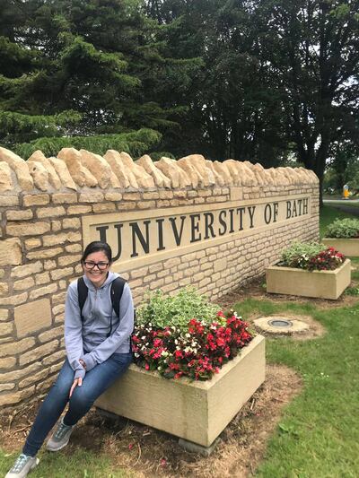 Laura Oporto posa en la entrada de la Universidad de Bath, Inglaterra donde obtuvo su doctorado en matemáticas.