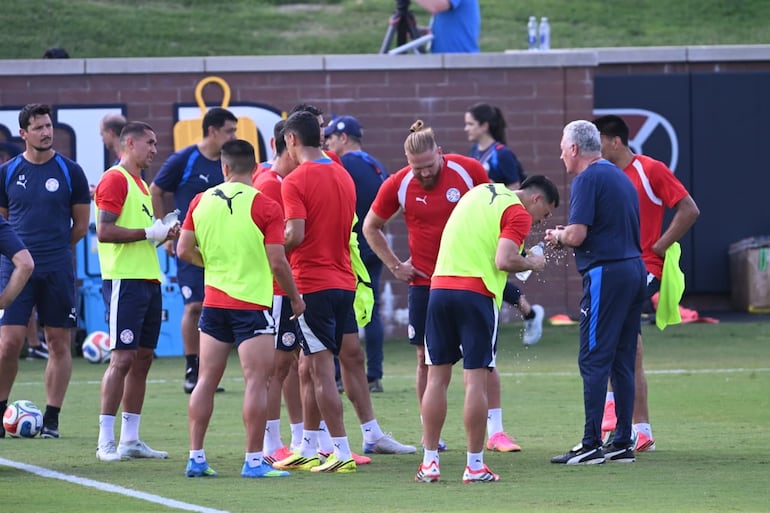 Gustavo Alfaro habla con sus dirigidos en el entrenamiento en Pensilvania.