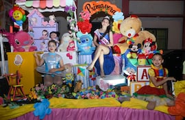 La carroza de la Academia de Janet Magalí fue una de las carrozas que participó del primer desfile de la primavera en San Lorenzo.