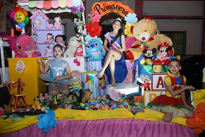 La carroza de la Academia de Janet Magalí fue una de las carrozas que participó del primer desfile de la primavera en San Lorenzo.