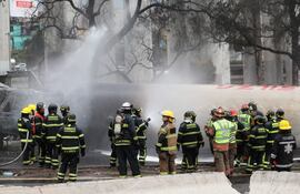 Integrantes del Cuerpo de Bomberos controlan un incendio luego del accidente de un camión de gas este miércoles, en Ciudad de México (México). Tres fallecidos y 70 lesionados dejó la explosión de un camión de gas, con capacidad de 49.500 litros, en el oriente de la Ciudad de México, informó este miércoles la alcaldesa de la capital mexicana, Clara Brugada, al ofrecer una actualización de los lesionados. EFE/Mario Guzmán