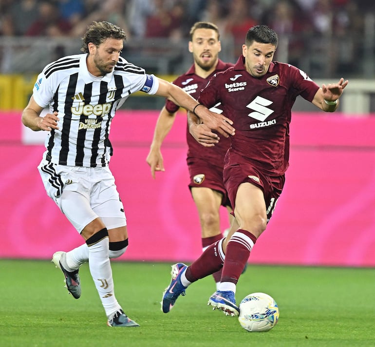Giovanni Simeone del Torino se lleva el balón ante la marca de Manuel Locatelli en el juego de este domingo.