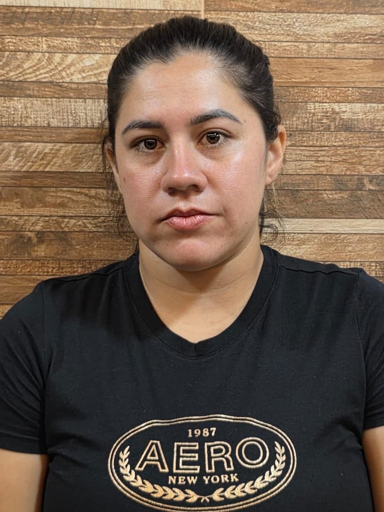 Cindy Ruth Peralta Alderete, alias Cin, supuesta testaferro de su esposo Dionisio Manuel Cáceres Cabrera, alias Manu. Fue capturada en Itacurubí de la Cordillera.