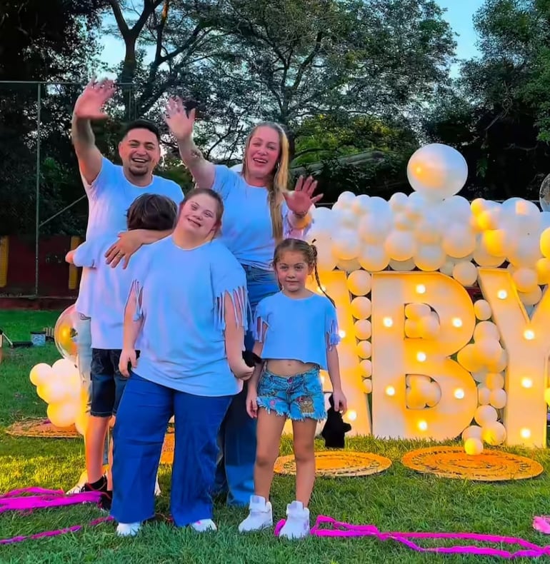 Nicole Sautu y Víctor Gavilán con sus hijos Victoria, Valentino y Valery. (Instagram/Nicole Sautu)