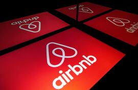 Empresarios hoteleros lamentan que quien se registran en estas apps, reciben a huéspedes del exterior y ganan dinero sin invertir en todo el papeleo que los hoteles deben cumplir para estar habilitados.(Photo by Lionel BONAVENTURE / AFP)