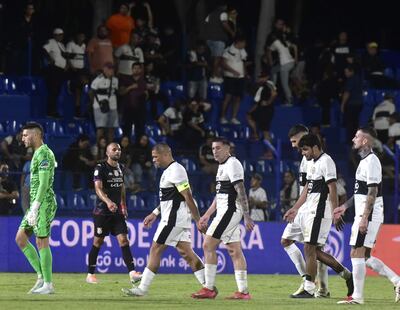 Una imagen vale más que mil palabras. Gastón Olveira, Ricard Ortiz, Facundo Zabala, Lisando López, Robert Rojas y Darío Benedetto abandonan el campo de juego de Sol de América con el dolor por la goleada recibida frente a General Caballero por 3-0. El experimentado Jorge González Vázquez va al encuentro de sus compañeros para la celebración “militar”.