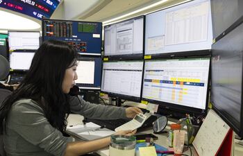 Un operador bursátil surcoreano trabaja frente a monitores en el Banco Hana en Seúl, Corea del Sur, el 8 de abril de 2026. El índice bursátil de referencia de Corea del Sur (KOSPI) subió 377,56 puntos, o un 6,87 por ciento, para cerrar en 5.872,34, ante la esperanza de un alto el fuego en el conflicto entre Estados Unidos e Irán.