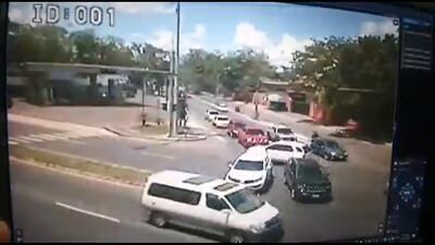 Reportan semáforos apagados en la intersección de Félix Bogado y Gral. Santos, por falta de energía eléctrica.