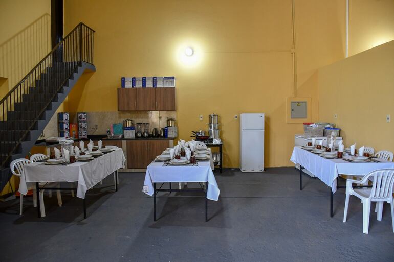 Los linces tienen un espacio equipado con cocina junto con un comedor, dormitorios climatizados, además de sanitarios.