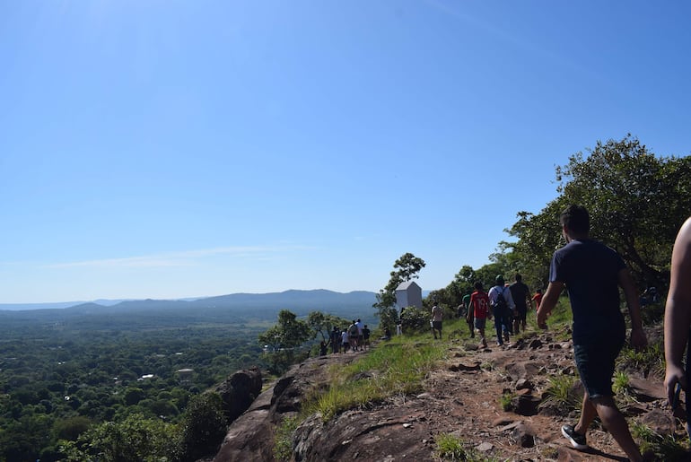 La peregrinación al cerro Yaguarón, una promesa de fe que eleva la devoción a Dios.