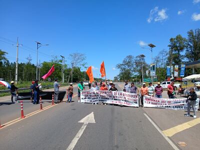 Jubilados del IPS de Tebicuary inician segunda semana con cierres de ruta.